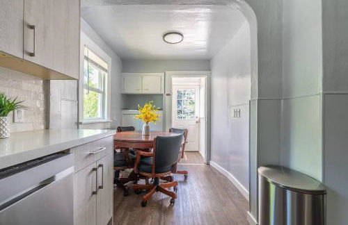 Cozy Craftsman Cottage 10 minutes away from DT! - Foto 17