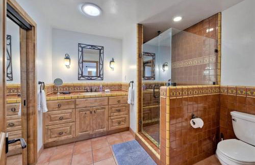 Great Group Retreat! Hacienda Decor, Spacious Floor Plan, Private Backyard - Foto 34