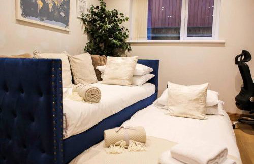 Hot Tub/Football Court/Sleeps 12/Luxury Villa - Photo 39