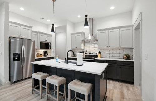 Brand New Cool Comfy Lawrence Retreat Duplex - Photo 3