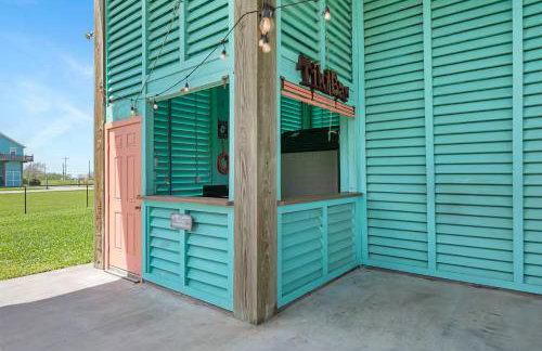 Steps to the Beach | Tiki Bar Fun | Epic Bay Views | Sleeps 8 - Foto 1