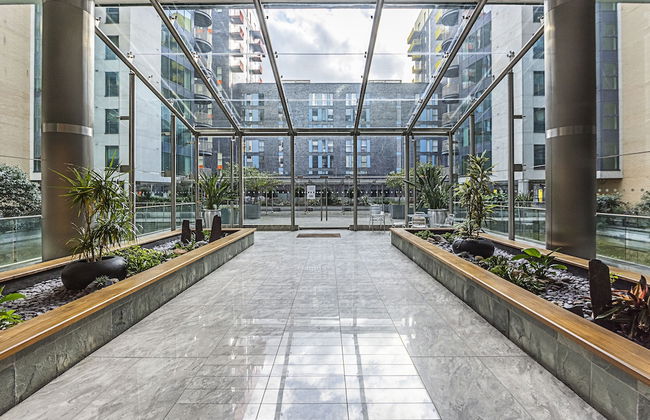 Canary Wharf Luxury Apartments - Photo 2