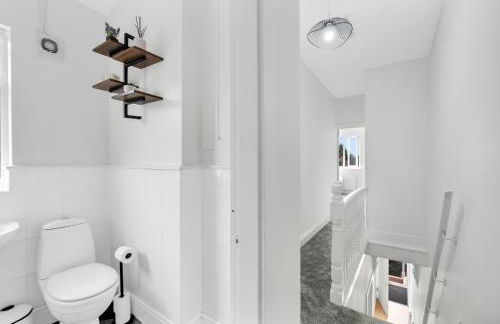 Solace Nights - Large Modern House - 4 Bedrooms - Near M6 & Spaghetti Junction - Fast WiFi - Netflix - Photo 13