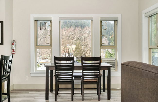 Harmony Haven 2BR Lakefront Suite - Photo 14