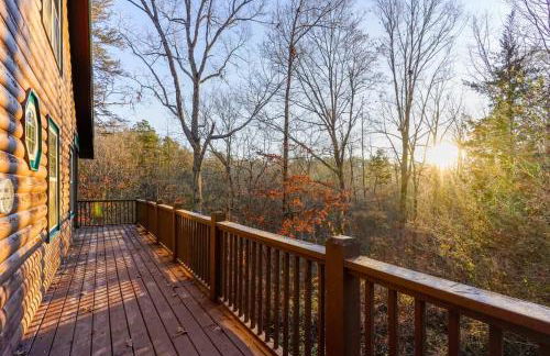 Cozy Creekside Log Cabin w Firepit, Hot Tub, WIFI - Foto 14