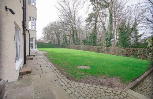 Superb 2 bedroom town apartment, quiet location - Photo 16