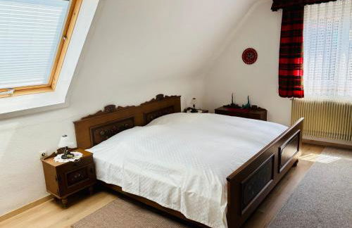 Ferienhaus Oesterle - Idyllisches Schwarzwaldhaus am Bach mit Terrasse & Balkon - Foto 3