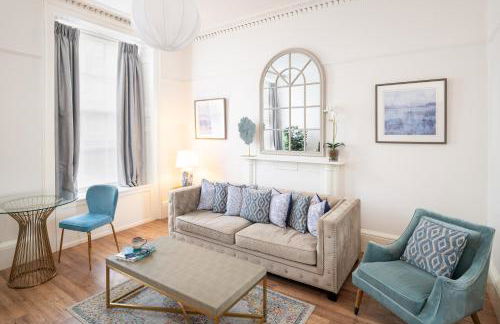 Stylish Retreat in Central Lyme Regis Sleeps 2 plus one - Photo 4