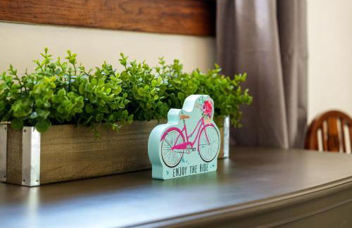 King Bed, Stocked Kitchen, Easy Driveway Parking, 2mi to Downtown & Coliseum - Foto 16