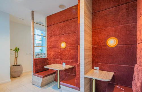 Stylish 1BR HighRise DT, Parking, Pool, Gym, W-D, Golf - Foto 21