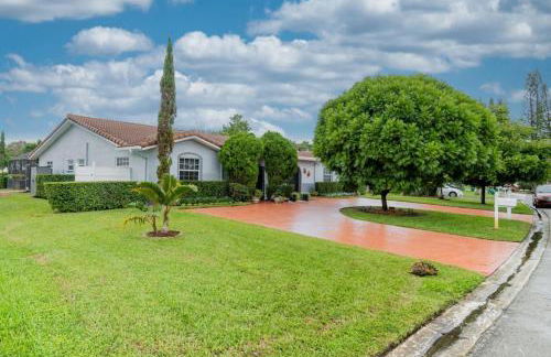 Three Bedroom Pool Home with Modern Interior Design - Foto 30