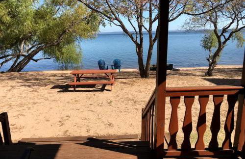 Peaceful Lakefront Cabin with Loft, Beach Access & Sunset Views in Buchanan Dam, Texas - Foto 4
