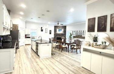 Beach 6BR Pool BBQ 5 Min to Beach Sleep 14 - Foto 3