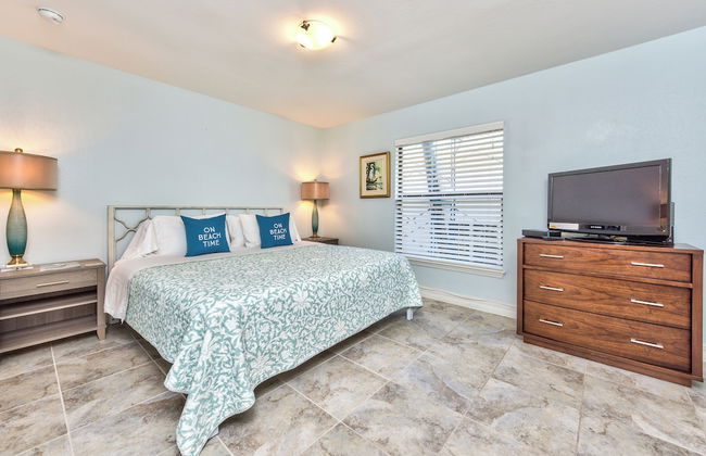 Le Monaco - Romantic 1 BR Condo Steps from 5th Ave S. Chic Coastal Retreat with King Bed and Beach Access. Perfect Location for Couples Near Dining, Shopping, and Naples Beach - Foto 2