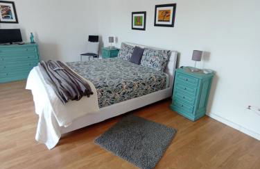 Alojamento - Apartamento ou quarto - Estacionamento à porta - Foto 16