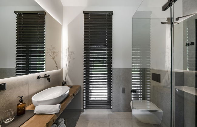 The Lake. Unique Waterfront Villa - Photo 6