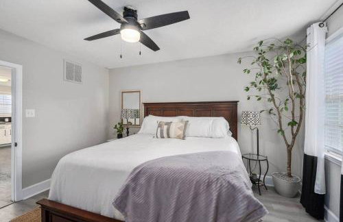 Quaint house, king bed 2min from down town - Photo 5