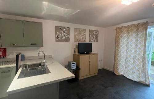 Tuffley 4 bedroom house - Foto 6