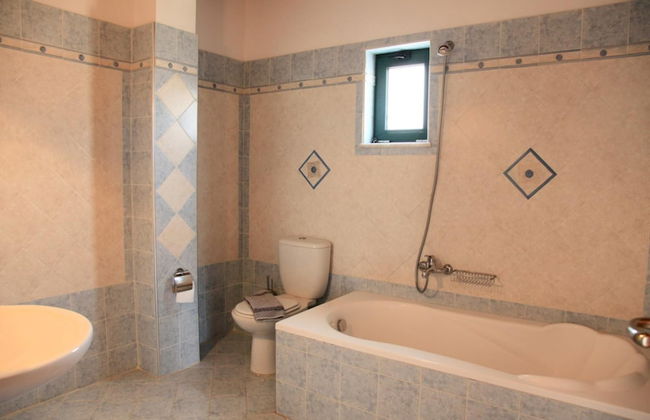 Theo Beach Villa Large Private Pool Walk to Beach Sea Views A C Wifi Car Not Required - 1843 - Foto 34