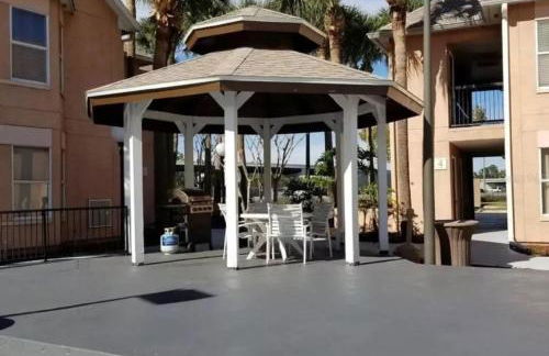 Two bed condo in Parkway Palms Resort condo - Foto 31