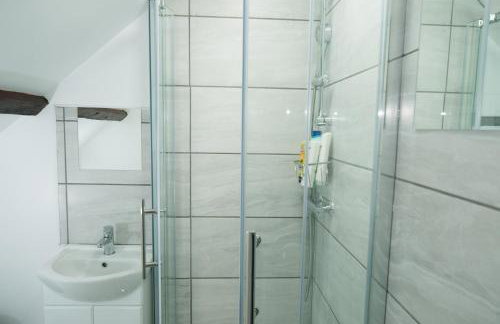 The Wellington - Stylish 3-Bedroom House, Sleeps 8, Ideal for Professionals - Photo 54