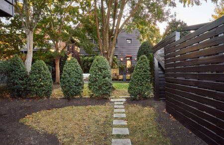 Chic 4BR with Fenced Yard, Walk to Dining, Parking, 5 Mins to Nissan Stadium, Less than 10 Mins to Broadway, Workspace, Parking, 24 Hr Hospitality, Great for Families - Foto 26