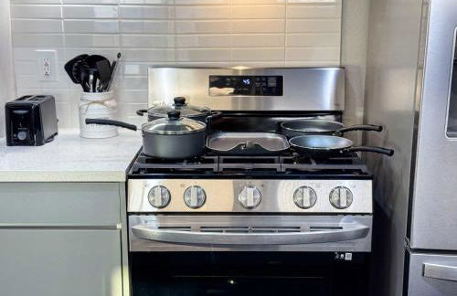 Bright & Spacious in Iconic LA Neighborhood Free parking - 10mins to Cedars - Photo 28