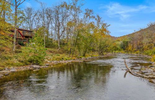 River Time Cabin - Riverfront, Hot Tub, Screen Porch, Fishing, Games, View, 3 King Beds - Photo 9
