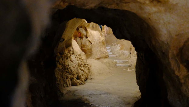 Exploring the Cueva del Tesoro