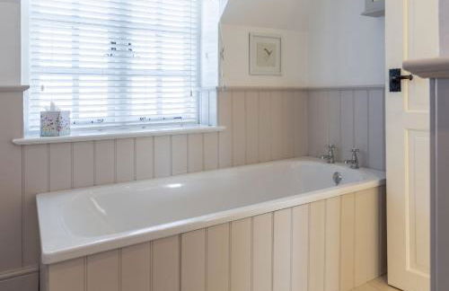 Jasmine Cottage - 2 Bedroom in Heart of Bourton! - Photo 18