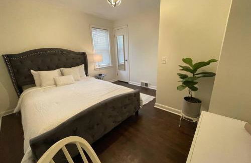 New! Cozy 4-bedroom w/ free parking. Dogs welcome! - Foto 15