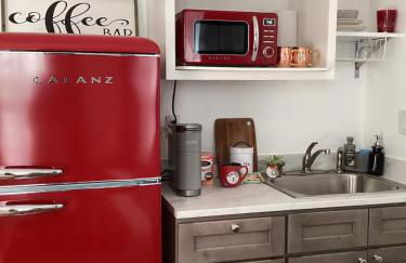 Boston Studio Apartment with Parking, next to Train or Buses, good Neighborhood - Foto 1