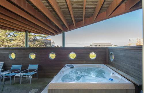 Knot-a-Care! Hot Tub!! Walk to Beach!! BBQ! Fast WiFi!! - Photo 5