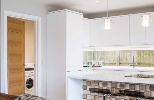 Stylish new Home With Parking - King Beds Garden - Foto 26