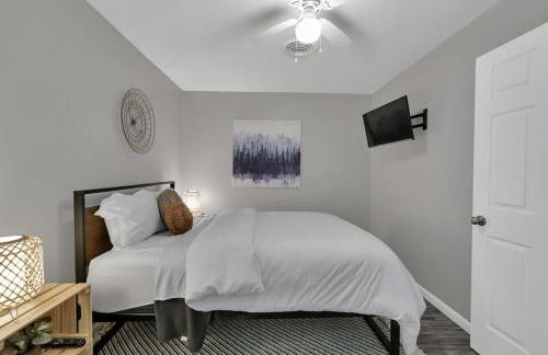 The Huge Home I Next 2 SHSU I Sleeps 16 I PingPong - Foto 21