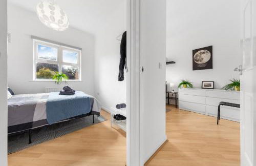 Cozylease 3 Bedroom Canary Wharf Family,Workcation, Fast WiFi, Workspace,1 stop to City - Photo 34