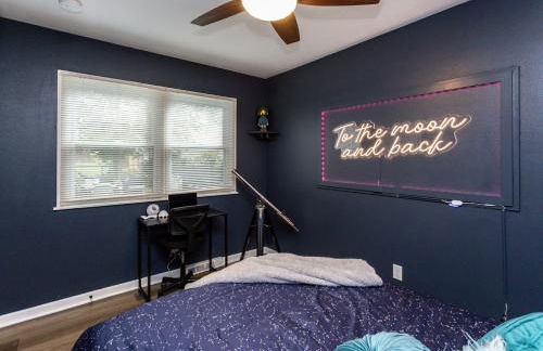 Near Drake/Downtown packed w/Amenities - Hot Tub - Movie Theater - Photo 25