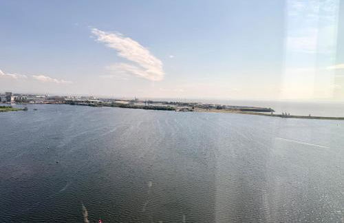 Luxury Waterfront Apartment With Panoramic View - Photo 19