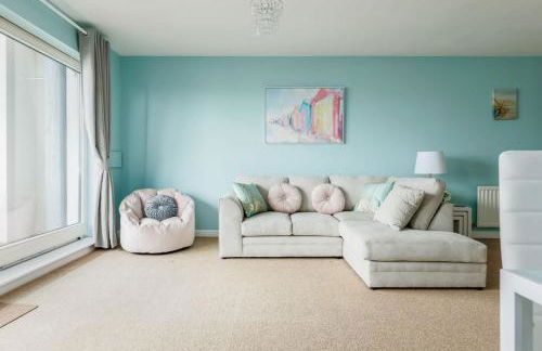 Ocean Breeze - Stunning Harbour Views from Private Balcony - Photo 10