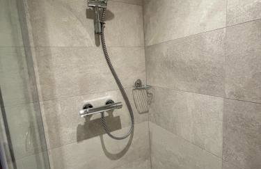 Number 10 Stunning Apartment, Fantastic Location! - Photo 30