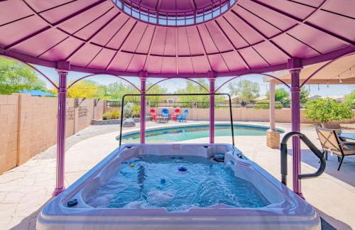 Boho Chic Arizona Villa w Pool & Mini Golf - Foto 2