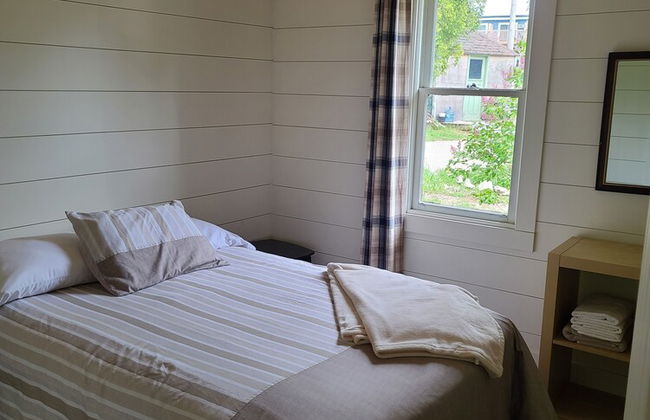 Breezy Bay Waterfront Cottage - Photo 2