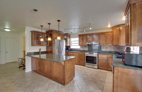 Crescent City Home with Hot Tub Half-Block to Beach - Foto 1