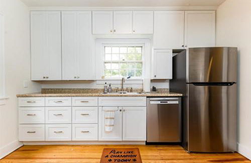 Clover Retreat - 3B 2BA Home 1 mi to ND - Foto 10