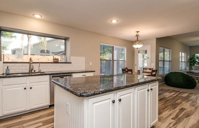 Massive 5 Bdrm Getaway W/pool, Hot Tub, Game Room! - Photo 16