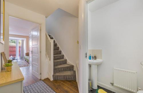 Casa Lana - Spacious and Stylish 4-Bed Home Near Gatwick with Free Parking - Foto 18