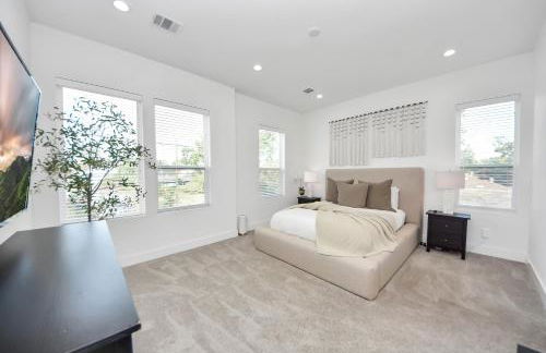 Stylish & Spacious 3BR Gem With Hot tub Near Downtown - Foto 4