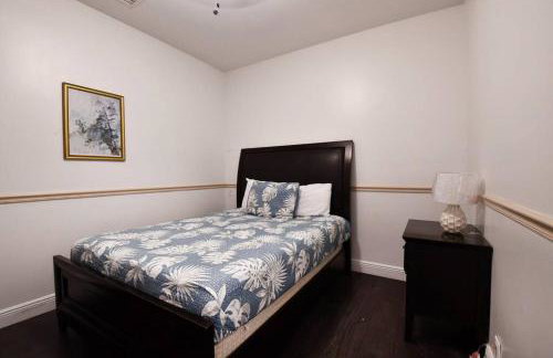 5 BR Mansion with Pool and non-heated Jacuzzi Games in Boynton Beach - Photo 13