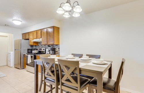 Home with Fenced Yard Near Dtwn Rogers! - Foto 10