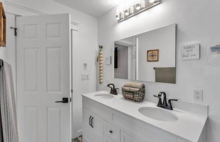 Lake, Pool, HotTub, Game Room, 8 Beds, Sleeps 17 - Foto 25